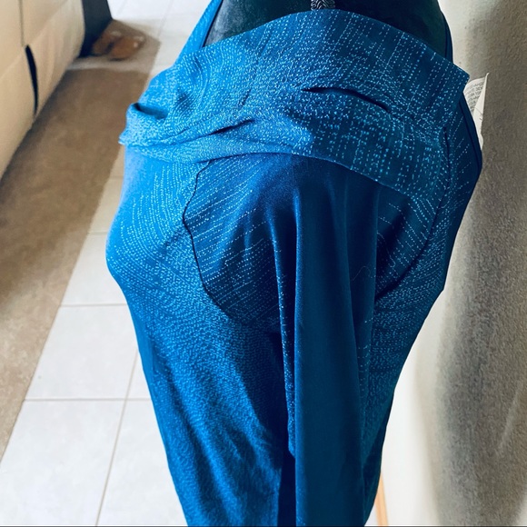 NWT Under Armour navy and teal wms M long sleeve T - Picture 3 of 7